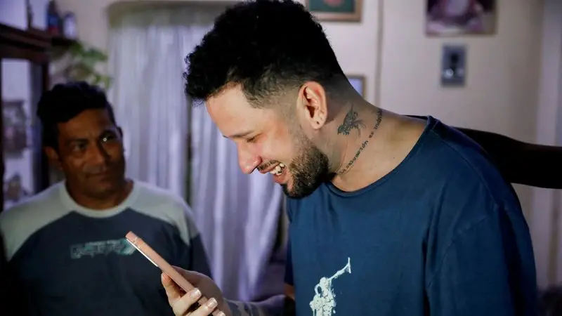 "Ya soy libre", dice cantante venezolano detenido en El Salvador tras reunirse con su familia