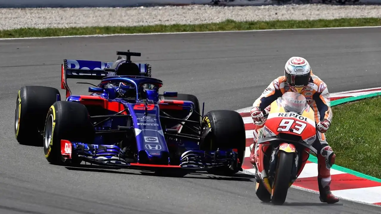 Monoplaza de F1 y motocicleta del MotoGP en Red Bull.