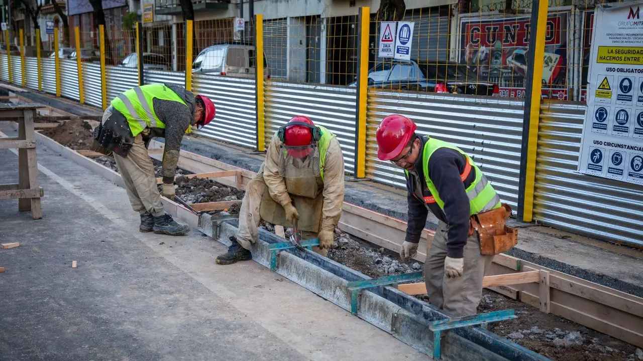 Obreros trabajando en la calle
