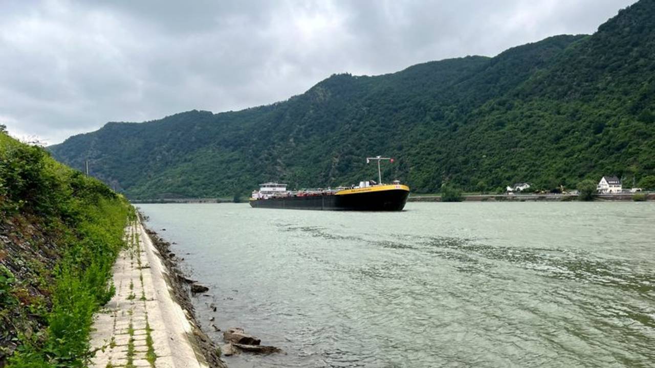 Las lluvias elevan el nivel del Rin en Alemania, pero los barcos van solo a media carga