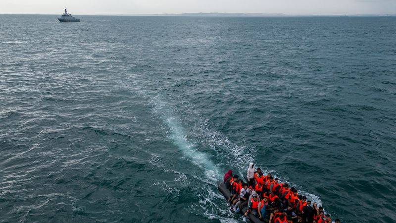 Reino Unido sanciona a traficantes de personas y a una empresa en su ofensiva antiinmigración