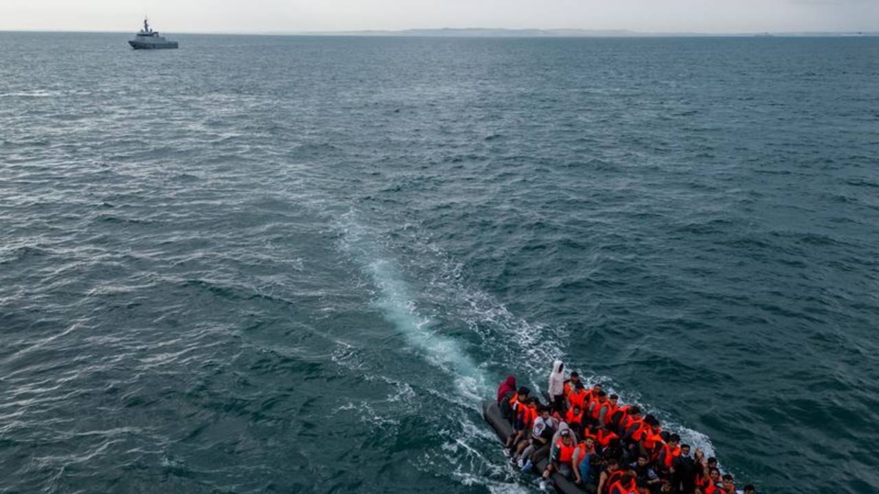 Reino Unido sanciona a traficantes de personas y a una empresa en su ofensiva antiinmigración