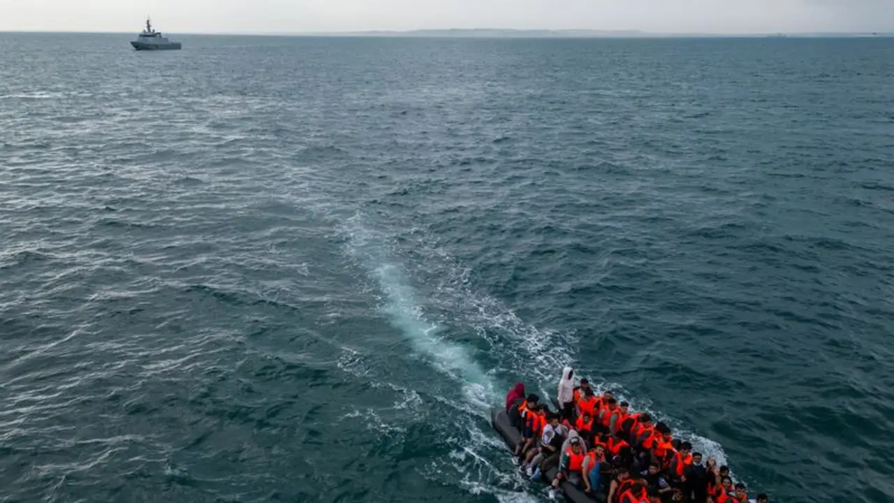 Reino Unido sanciona a traficantes de personas y a una empresa en su ofensiva antiinmigración