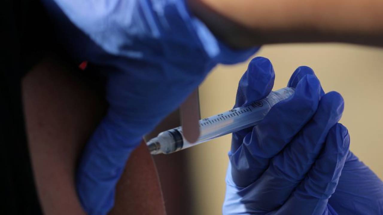 Kennedy acepta recomendación de panel para eliminar el timerosal de vacunas antigripales en EEUU