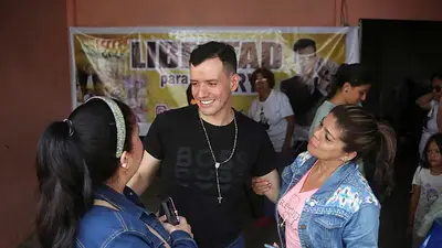 Estilista venezolano relata "encuentro con la tortura y la muerte" durante detención en El Salvador Estilista venezolano relata "encuentro con la tortura y la muerte" durante detención en El Salvador
