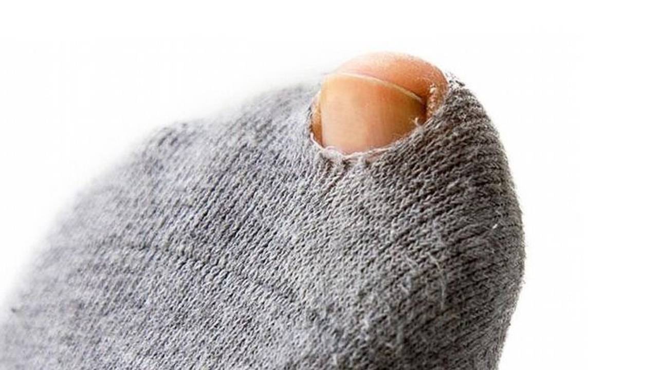 Cómo utilizar medias viejas o rotas para limpiar el piso. Cómo hacer un aparato antipolvo con medias viejas. Tips de limpieza con medias viejas.