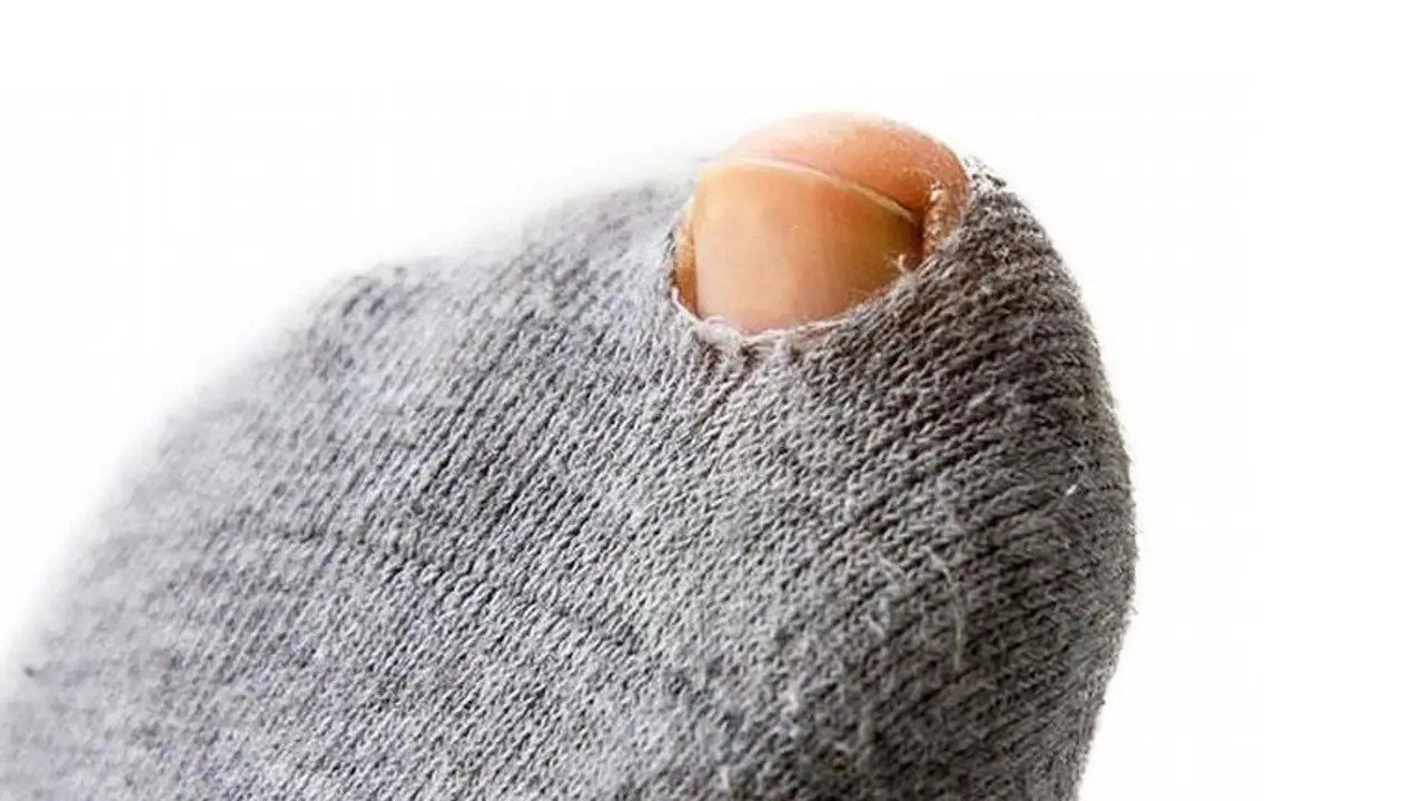 Cómo utilizar medias viejas o rotas para limpiar el piso. Cómo hacer un aparato antipolvo con medias viejas. Tips de limpieza con medias viejas.