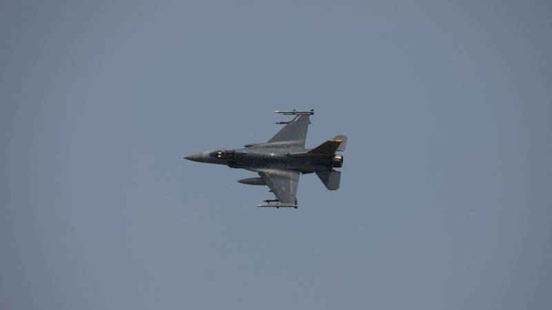 Tailandia envía un caza F-16 contra el ejército camboyano en una escalada del conflicto fronterizo