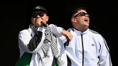 Hungría prohíbe entrar en el país al grupo de rap Kneecap antes de su actuación en un festival Hungría prohíbe entrar en el país al grupo de rap Kneecap antes de su actuación en un festival