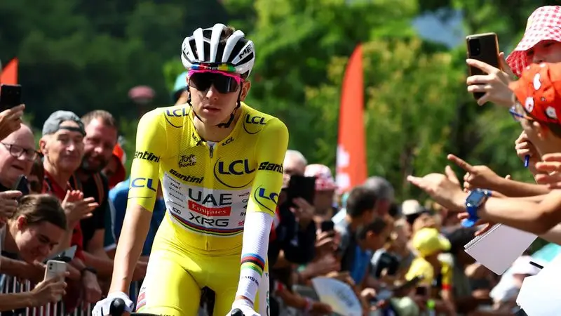 Pogacar choca contra auto del equipo de Vingegaard antes de la salida de la etapa del Tour