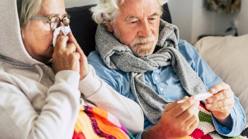 Adultos mayores abrigados