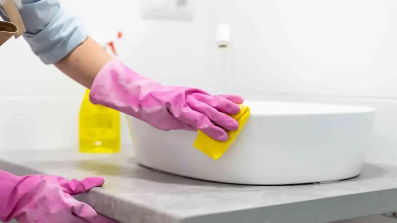 Persona limpiando baño