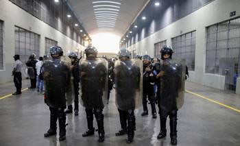 Venezolano deportado y encarcelado en El Salvador presenta una queja formal contra EEUU | Migration