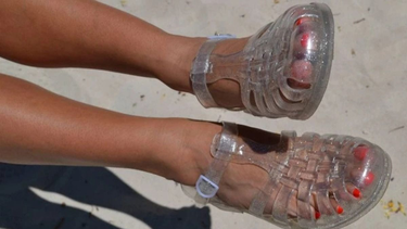 Sandalias Jelly: el calzado noventoso que será furor este verano 2026
