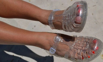 Sandalias Jelly: el calzado noventoso que será furor este verano 2026 | Moda