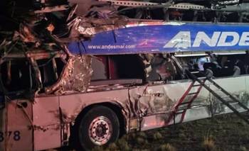 Choque fatal en Santa Cruz entre un micro y un camión: cuatro muertos y 20 heridos | Choque fatal