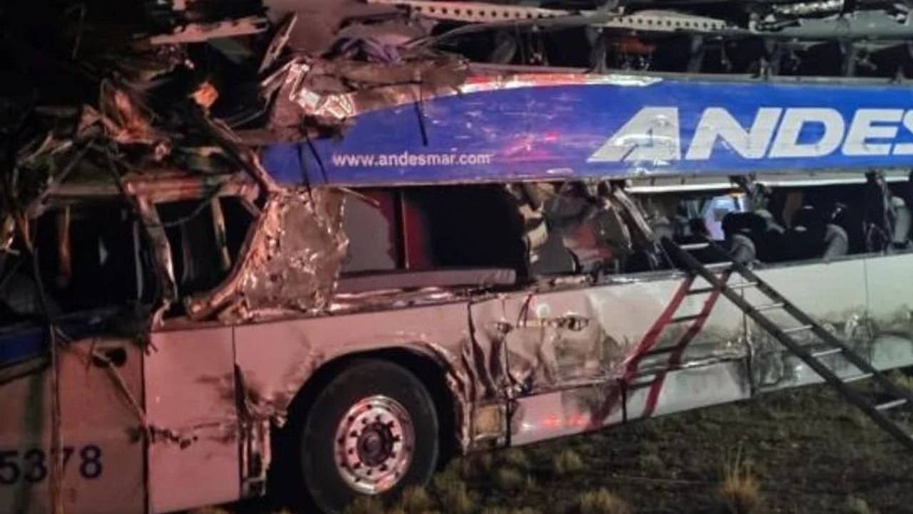 Choque fatal en Santa Cruz entre un micro y un camión: cuatro muertos y 20 heridos