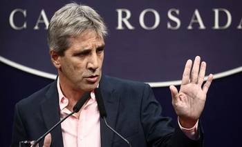 Sigue la guerra entre el Gobierno y Clarín: Caputo quiso desmentir al diario | Seguimiento minuto a minuto