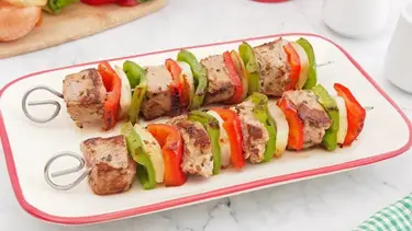 Cómo hacer brochette de carne y verduras en el horno: cómo hacerlo fácil y rápido en 6 pasos