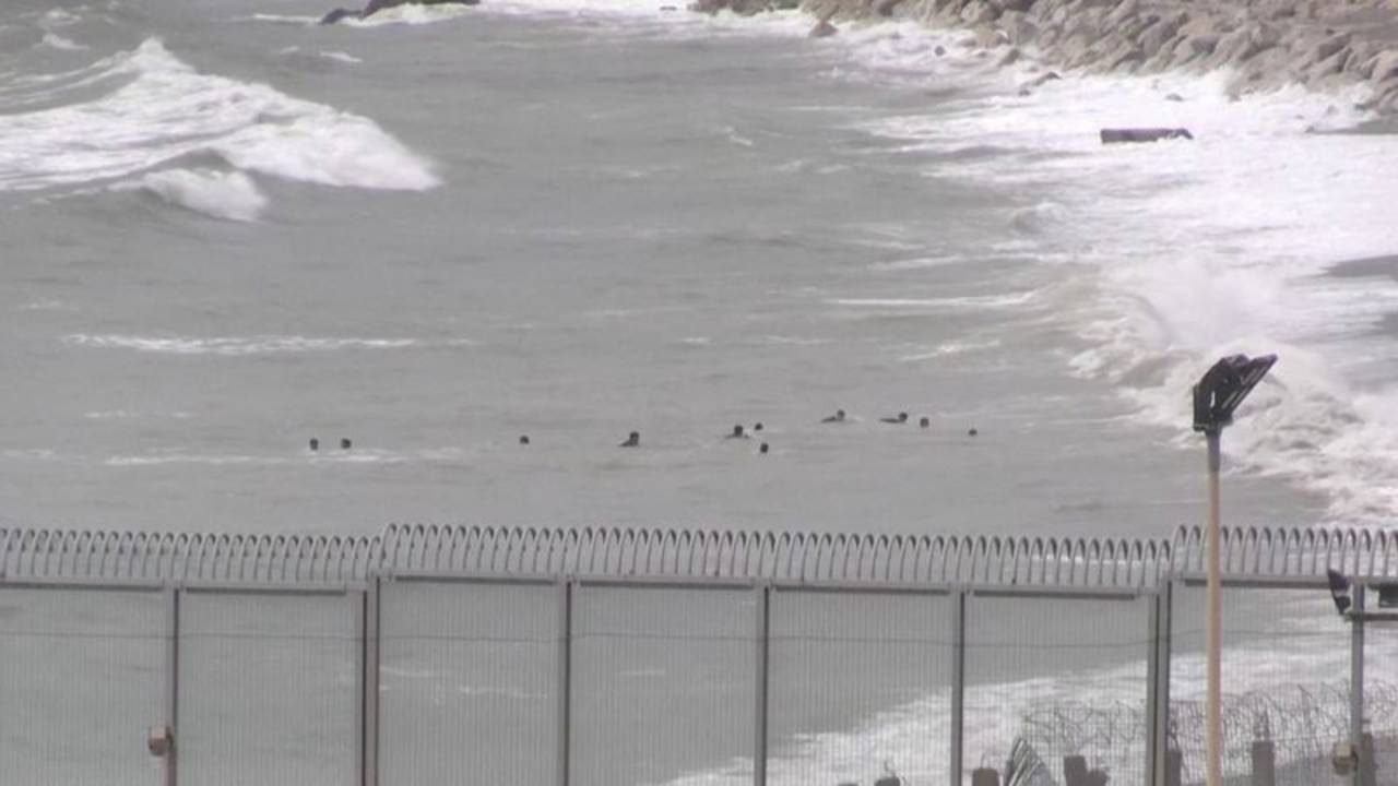 Cincuenta y cuatro niños nadan desde Marruecos hasta el enclave español de Ceuta
