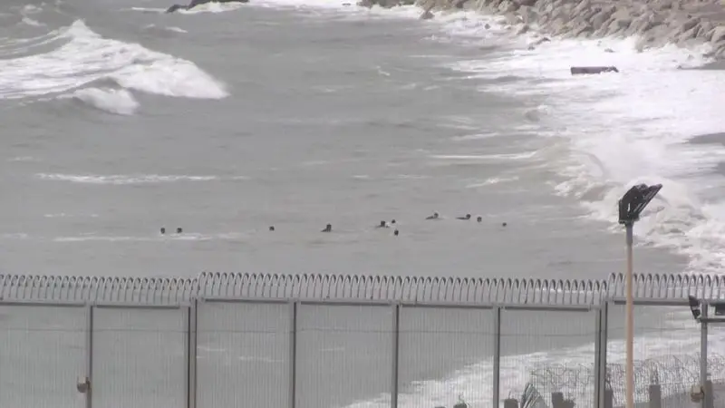 Cincuenta y cuatro niños nadan desde Marruecos hasta el enclave español de Ceuta
