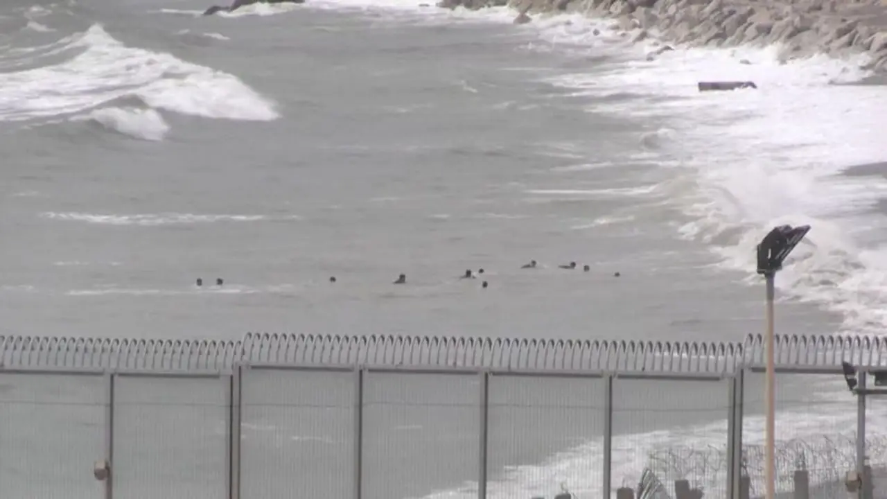 Cincuenta y cuatro niños nadan desde Marruecos hasta el enclave español de Ceuta