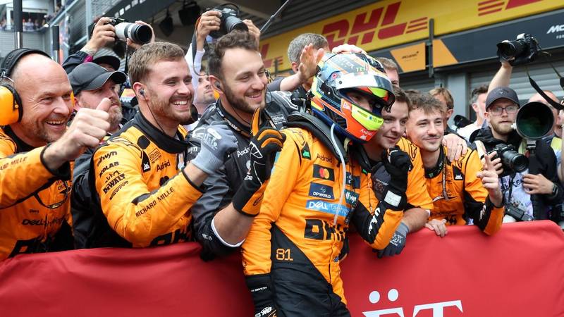 Oscar Piastri celebrando su triunfo con McLaren Oscar Piastri celebrando su triunfo con McLaren