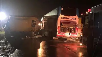 Accidente fatal en Santa Fe: tres muertos y 17 heridos por un choque entre un micro y un camión en la ruta 11 Accidente fatal en Santa Fe: tres muertos y 17 heridos por un choque entre un micro y un camión en la ruta 11