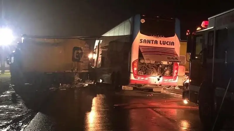 Accidente fatal en Santa Fe: tres muertos y 17 heridos por un choque entre un micro y un camión en la ruta 11
