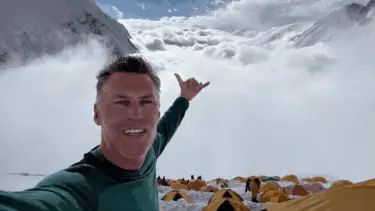 Es el último argentino en hacer cumbre en el Everest y cuenta qué se siente llegar a lo más alto del mundo: "No hay gloria sin regreso"