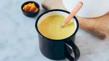 Leche dorada: la bebida milenaria que alivia el dolor muscular