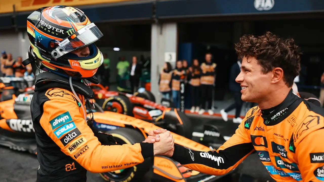 Lando Norris felicitando a Oscar Piastri en el GP de Bélgica