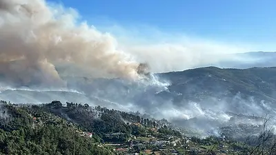 Portugal lucha contra tres grandes incendios en medio del sofocante calor estival Portugal lucha contra tres grandes incendios en medio del sofocante calor estival