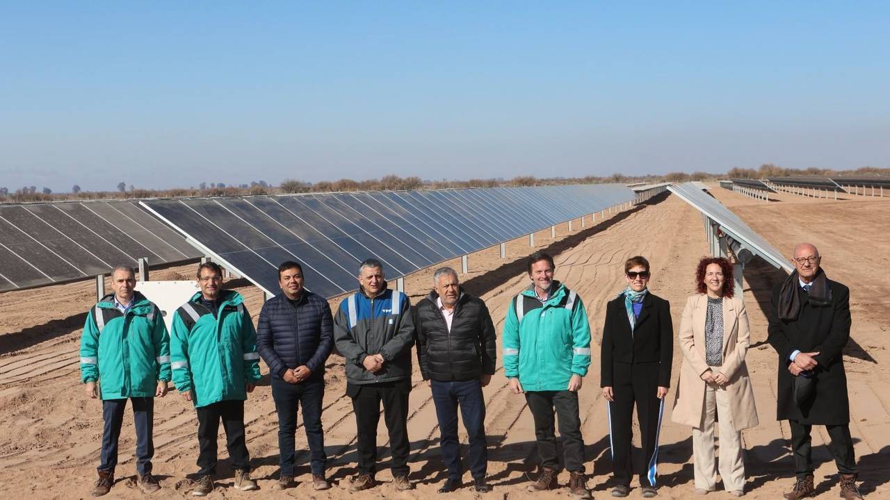 Autoridades frente a los paneles solares en El Quemado, Mendoza