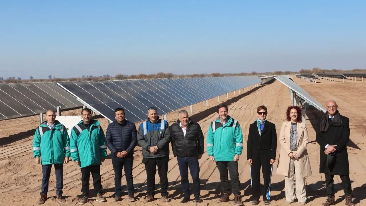 Autoridades frente a los paneles solares en El Quemado, Mendoza