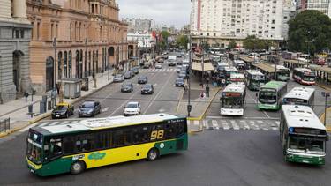 Chau colectivo: la histórica línea que une Retiro con Lanús y podría desaparecer