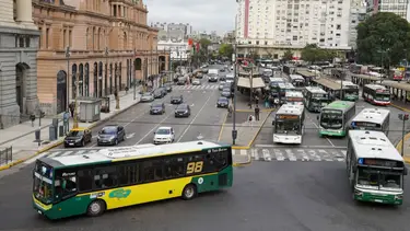 Chau colectivo: la histórica línea que une Retiro con Lanús y podría desaparecer