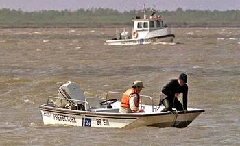 Desesperada búsqueda de un joven pescador desaparecido en el río Paraná | Paraná