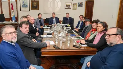 Paritarias en Santa Fe: sin oferta de Pullaro, el Gobierno y gremios estatales pasaron a cuarto intermedio Paritarias en Santa Fe: sin oferta de Pullaro, el Gobierno y gremios estatales pasaron a cuarto intermedio