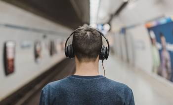 ¿Cuál es el nivel adecuado para escuchar música y no dañar los oídos? | Consejos de salud