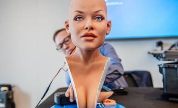"Esposas reborn": cómo son las robots hiperrealistas que prometen amor | Historias de vida