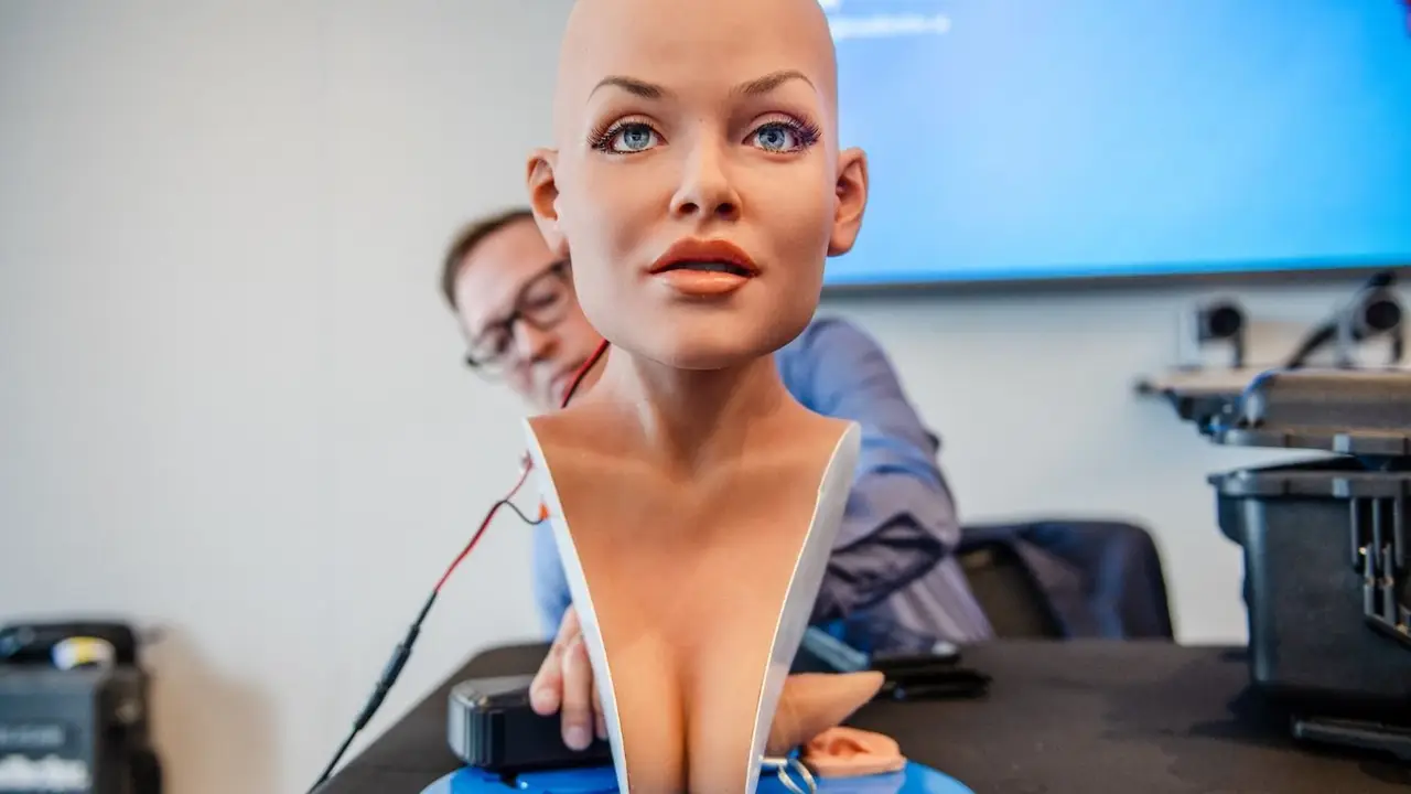 "Esposas reborn": qué hay detrás de las robots hiperrealistas con IA que prometen amor