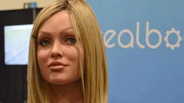 "Esposas reborn": qué hay detrás de las robots hiperrealistas con IA que prometen amor
