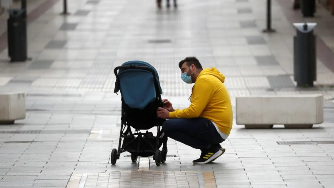 El nuevo permiso parental español concede a los padres uno de los permiosos más generosos de Europa