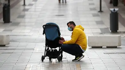 El nuevo permiso parental español concede a los padres uno de los permiosos más generosos de Europa El nuevo permiso parental español concede a los padres uno de los permiosos más generosos de Europa