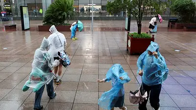 Shanghái reubica a cientos de miles de personas y restringe el transporte por una tormenta tropical Shanghái reubica a cientos de miles de personas y restringe el transporte por una tormenta tropical