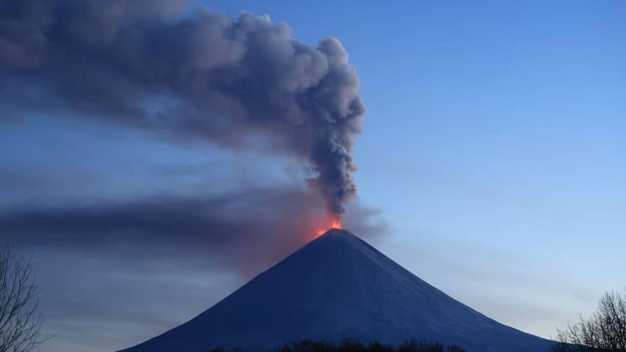 Entra en erupción el volcán Kliuchevskoi de Rusia tras el fuerte terremoto de magnitud 8,8