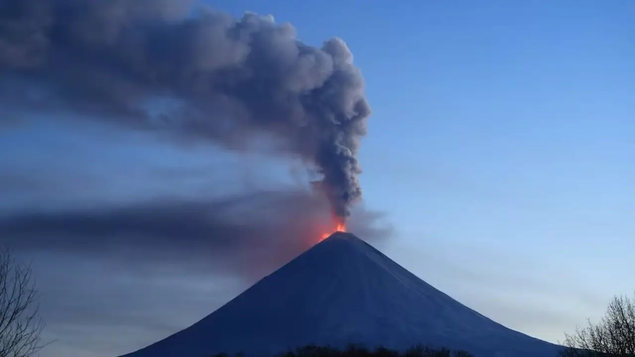 Entra en erupción el volcán Kliuchevskoi de Rusia tras el fuerte terremoto de magnitud 8,8