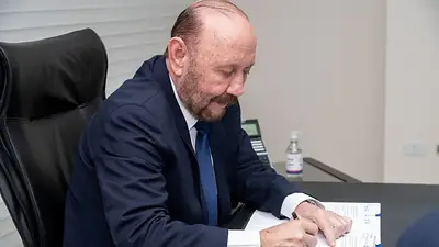 Con la firma de Insfrán, la Convención Constituyente inicia este viernes el camino hacia la nueva Constitución formoseña Con la firma de Insfrán, la Convención Constituyente inicia este viernes el camino hacia la nueva Constitución formoseña