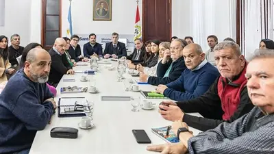 Representantes del gobierno de Pullaro y sindicalistas docentes. Representantes del gobierno de Pullaro y sindicalistas docentes.
